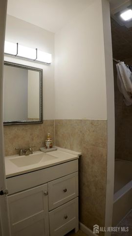 55 W Iselin Parkway, Iselin, NJ 08830