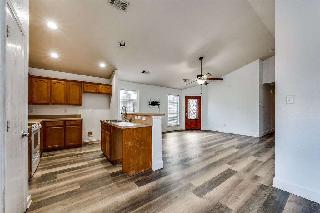 909 Honey Locust Lane, Crowley, TX 76036 — photo 5