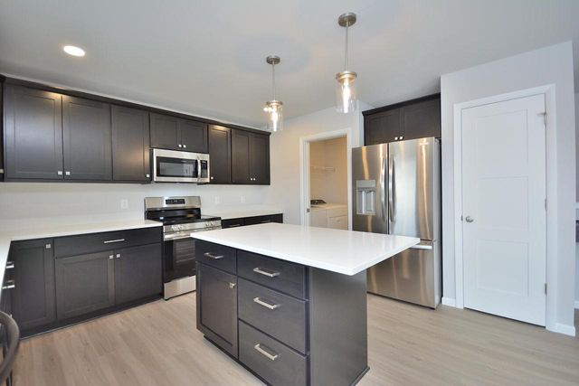 613 Standing Stone DRIVE, Waukesha, WI 53189