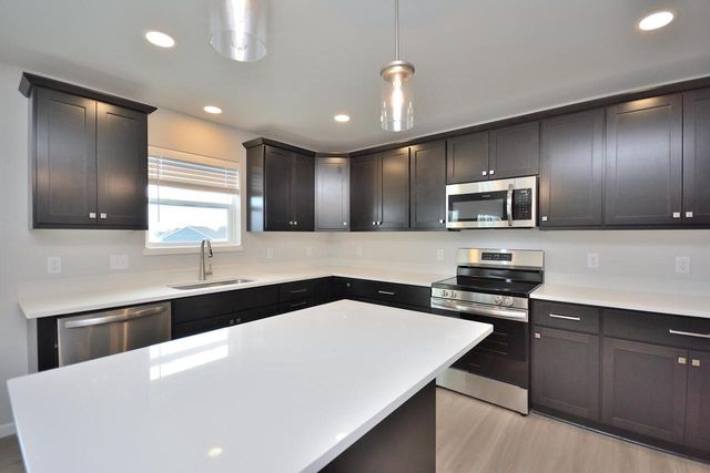 613 Standing Stone DRIVE, Waukesha, WI 53189