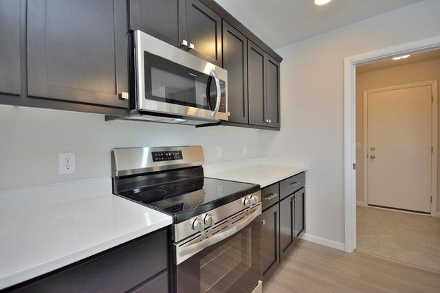 613 Standing Stone DRIVE, Waukesha, WI 53189