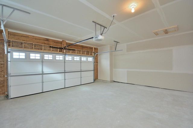 613 Standing Stone DRIVE, Waukesha, WI 53189