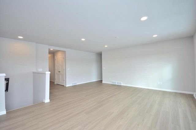 613 Standing Stone DRIVE, Waukesha, WI 53189