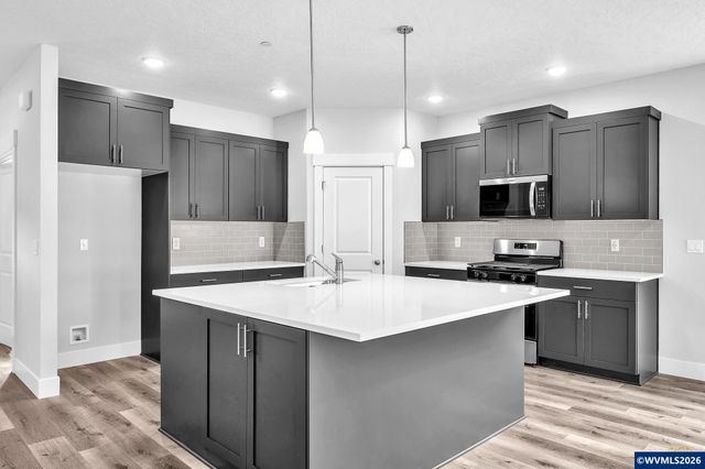 781 Riley Dr, Silverton, OR 97381