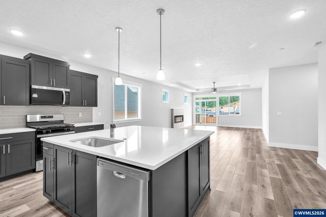 781 Riley Dr, Silverton, OR 97381