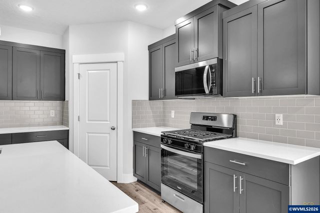 781 Riley Dr, Silverton, OR 97381