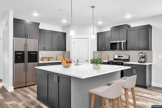 781 Riley Dr, Silverton, OR 97381