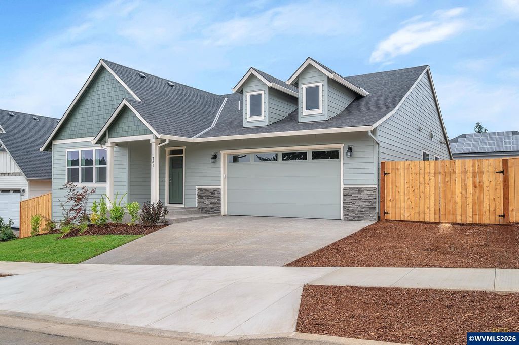 781 Riley Dr, Silverton, OR 97381