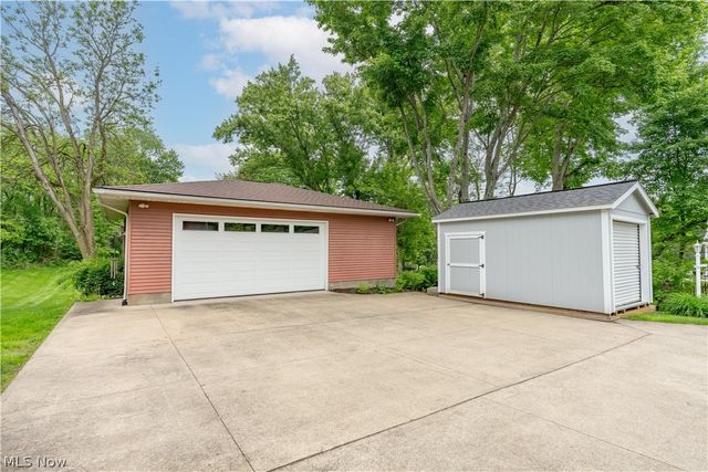 11385 William Penn Avenue NE, Hartville, OH 44632