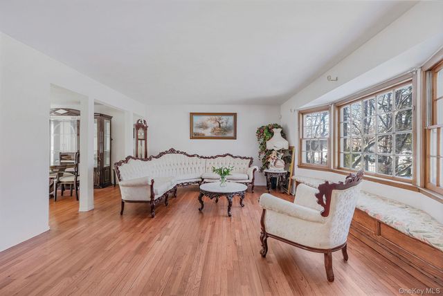 140 Seaman Neck Road, Dix Hills, NY 11746