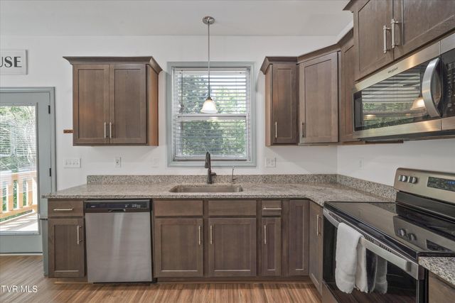 1925 Harbor Lane, Dandridge, TN 37725