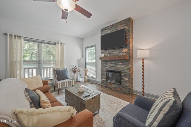 1925 Harbor Lane, Dandridge, TN 37725