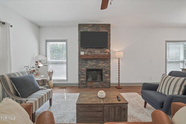 1925 Harbor Lane, Dandridge, TN 37725