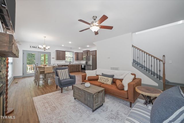 1925 Harbor Lane, Dandridge, TN 37725