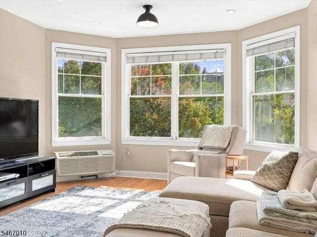 40 Constitution Way 201, Jersey City, NJ 07305