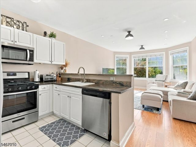 40 Constitution Way 201, Jersey City, NJ 07305