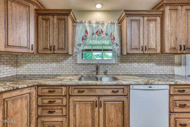 105 Livesay Circle, Rogersville, TN 37857