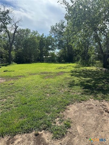652 Flores Street, Seguin, TX 78155