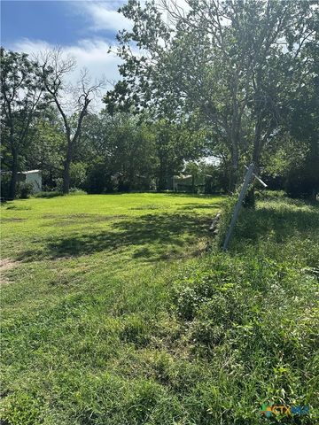 652 Flores Street, Seguin, TX 78155