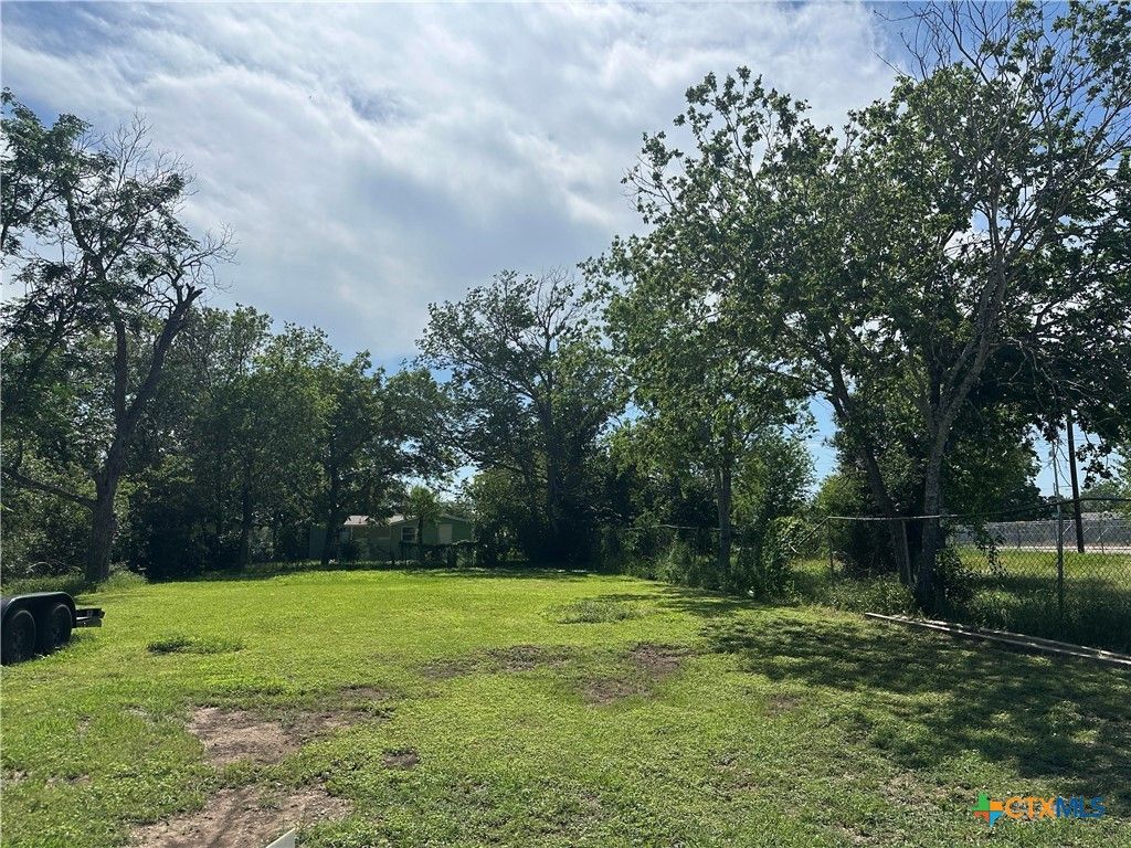 652 Flores Street, Seguin, TX 78155