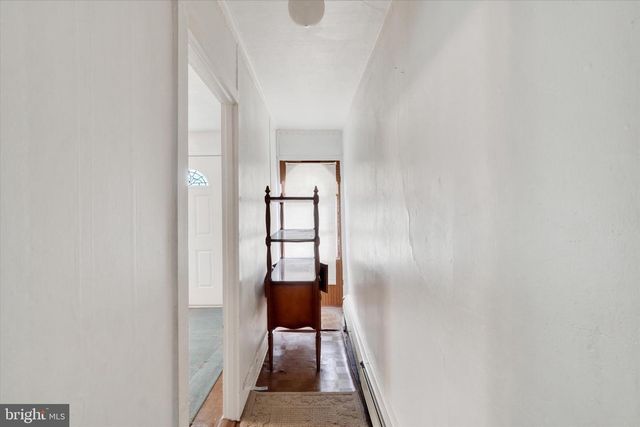 5 E PENNSYLVANIA AVE, Stewartstown, PA 17363