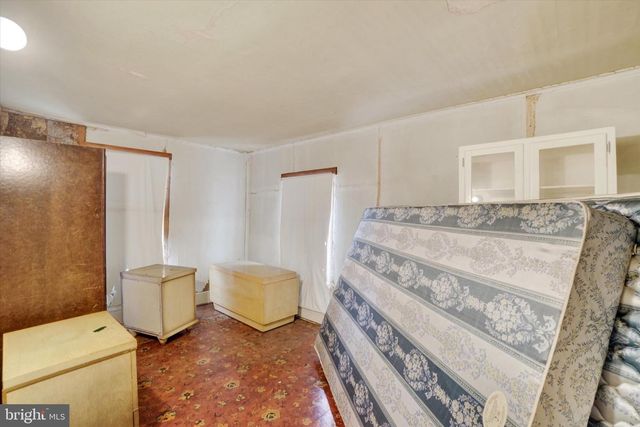 5 E PENNSYLVANIA AVE, Stewartstown, PA 17363