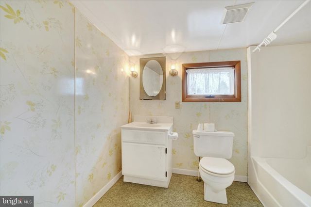 5 E PENNSYLVANIA AVE, Stewartstown, PA 17363