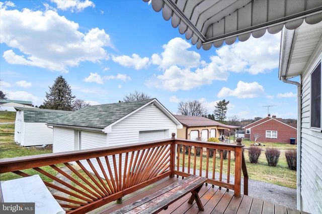 5 E PENNSYLVANIA AVE, Stewartstown, PA 17363