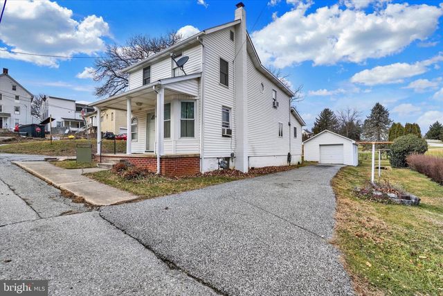 5 E PENNSYLVANIA AVE, Stewartstown, PA 17363