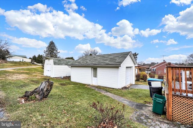 5 E PENNSYLVANIA AVE, Stewartstown, PA 17363