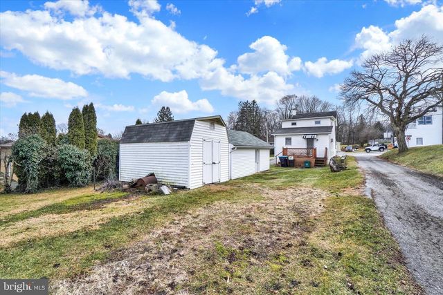 5 E PENNSYLVANIA AVE, Stewartstown, PA 17363