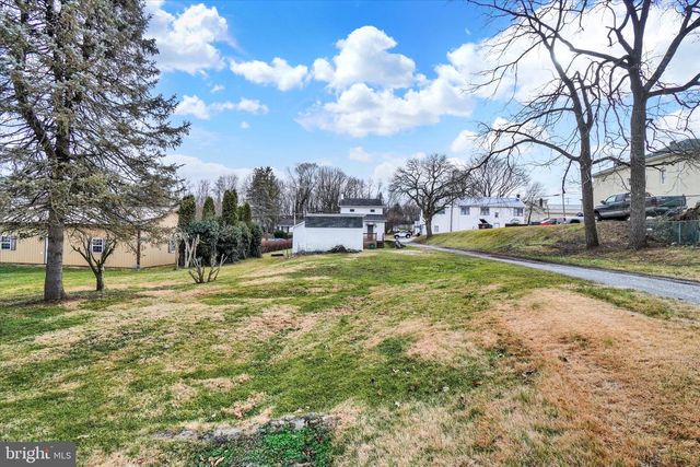 5 E PENNSYLVANIA AVE, Stewartstown, PA 17363