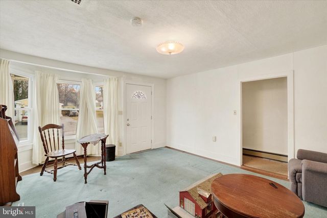 5 E PENNSYLVANIA AVE, Stewartstown, PA 17363