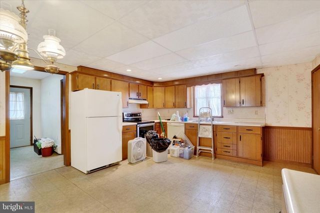 5 E PENNSYLVANIA AVE, Stewartstown, PA 17363