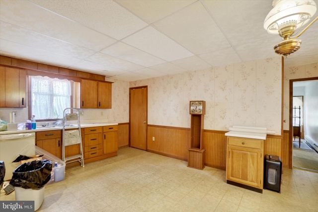 5 E PENNSYLVANIA AVE, Stewartstown, PA 17363