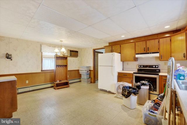 5 E PENNSYLVANIA AVE, Stewartstown, PA 17363