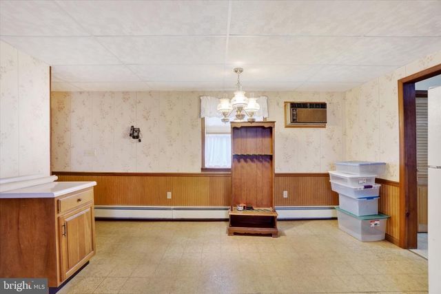 5 E PENNSYLVANIA AVE, Stewartstown, PA 17363