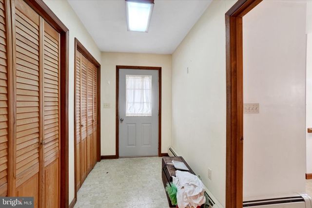 5 E PENNSYLVANIA AVE, Stewartstown, PA 17363