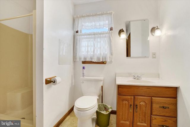 5 E PENNSYLVANIA AVE, Stewartstown, PA 17363