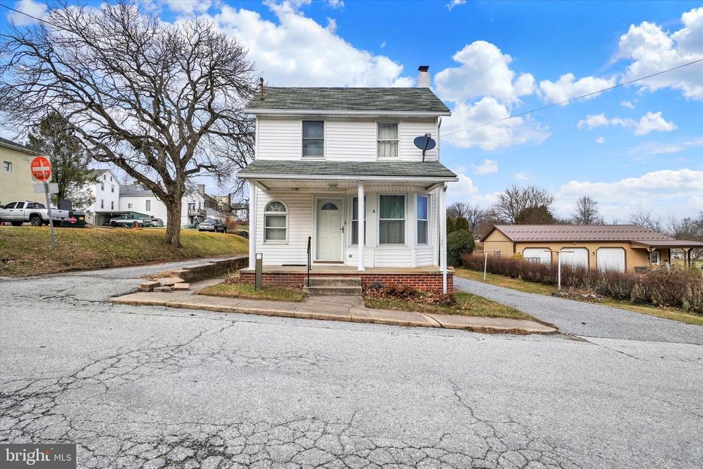 5 E PENNSYLVANIA AVE, Stewartstown, PA 17363