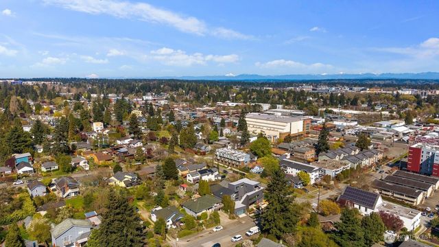 9624 Linden Avenue N, Seattle, WA 98103