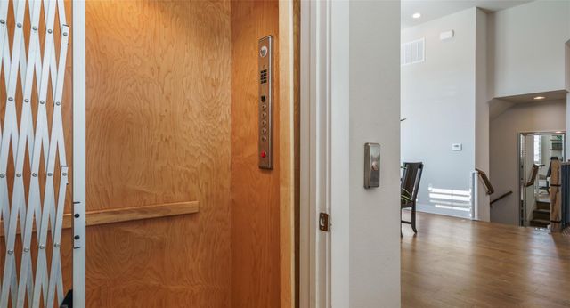 1411 Town Creek DR 4, Austin, TX 78741