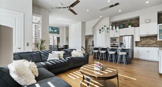 1411 Town Creek DR 4, Austin, TX 78741