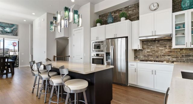 1411 Town Creek DR 4, Austin, TX 78741