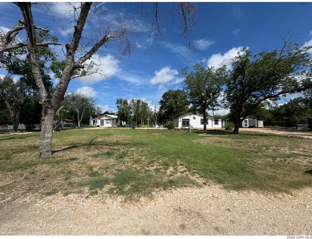 854 N LIVE OAK AVE, New Braunfels, TX 78130