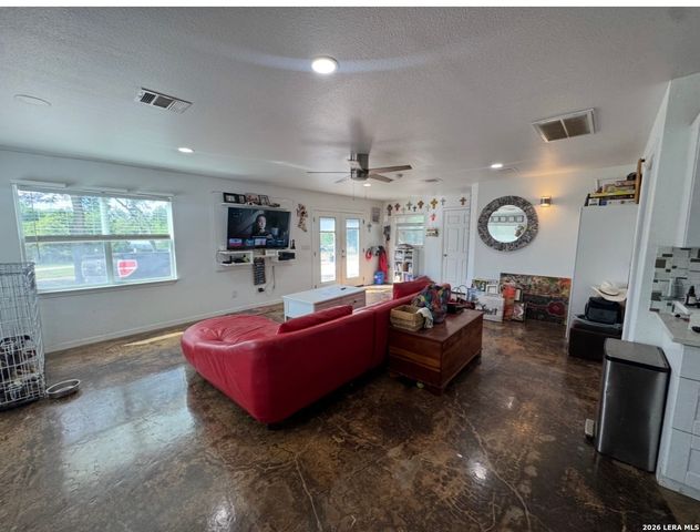 854 N LIVE OAK AVE, New Braunfels, TX 78130