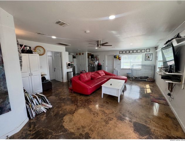 854 N LIVE OAK AVE, New Braunfels, TX 78130
