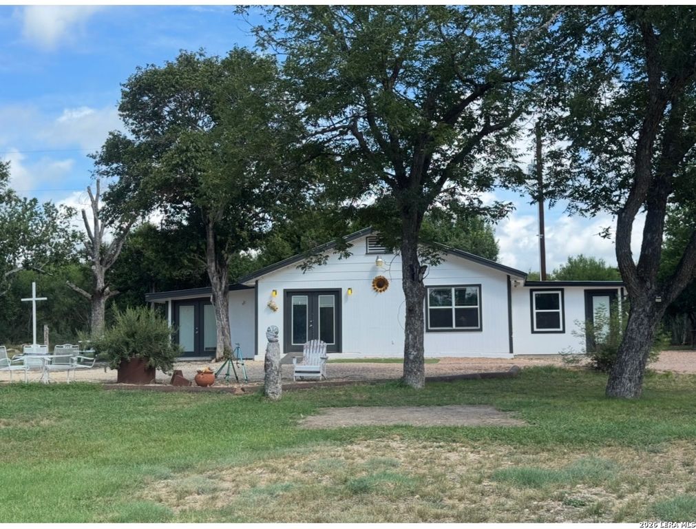 854 N LIVE OAK AVE, New Braunfels, TX 78130
