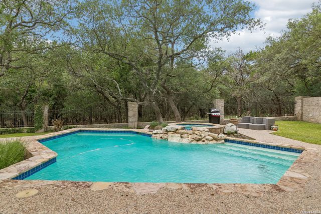 17 Westelm Cir, San Antonio, TX 78230
