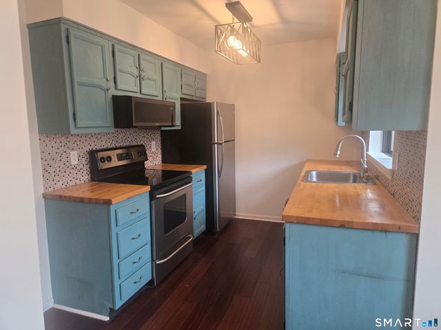 116 Foxwood Close 116, Milford, CT 06461